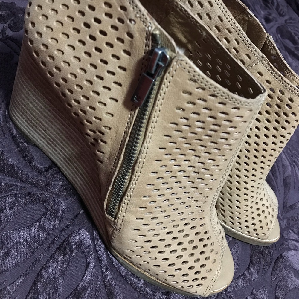Lucky Brand Nude Wedges